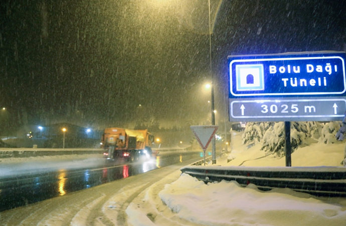Bolu Dağı’nda kar yağışı etkisini arttırdı