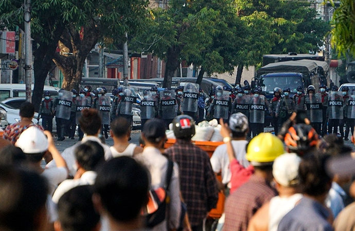 Myanmar’da polis cenaze törenine katılanlara ateş açtı