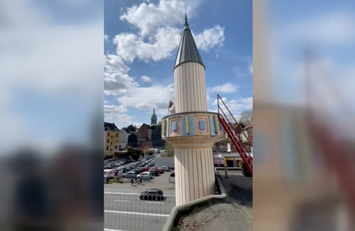 Almanya’da cuma ezanı hoparlörle minareden okundu