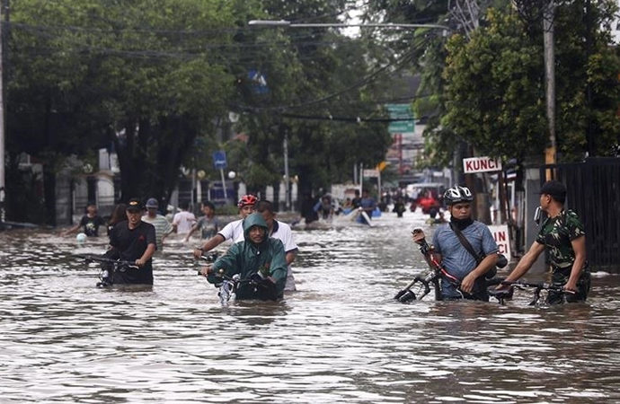 Endonezya’da sel felaketinde hayatını kaybeden sayısı arttı