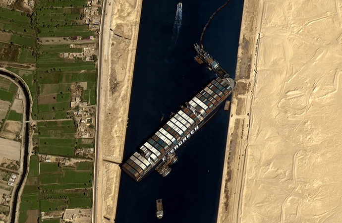 Mısır, Süveyş Kanalı’nı genişletmeye başladı