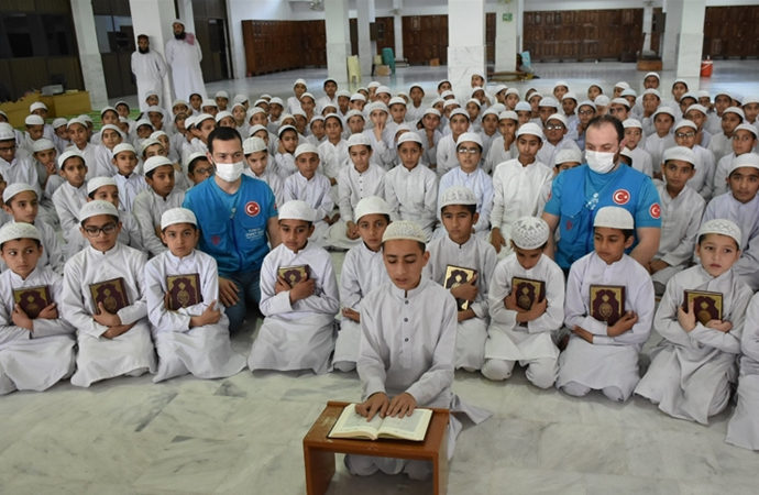 Diyanet Vakfı, Pakistan’da öğrencilere Kur’an dağıttı
