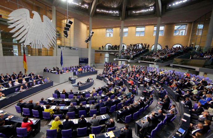 Almanya’da parlamentonun hükümetten talebi