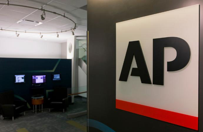 AP, İsrail’i ve medyanın tutumunu eleştiren muhabirinin görevine son verdi
