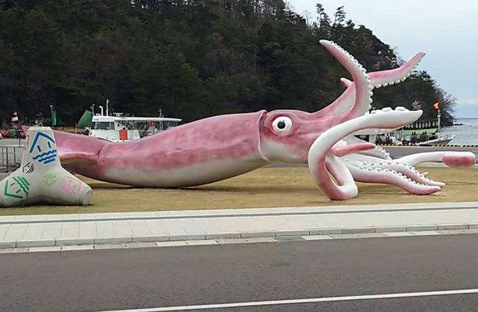 Japonya’da balık heykeline harcanan para tepki çekti
