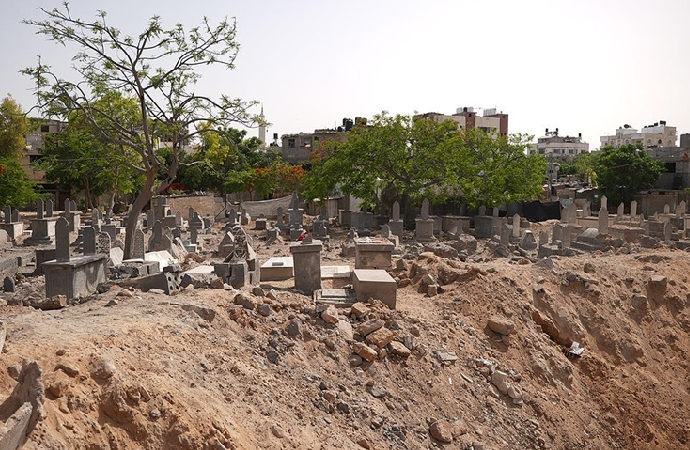 İsrail, mezarlıkları bile bombaladı