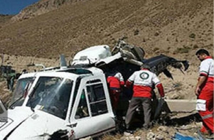 İran’da sandıkları taşıyan helikopter düştü