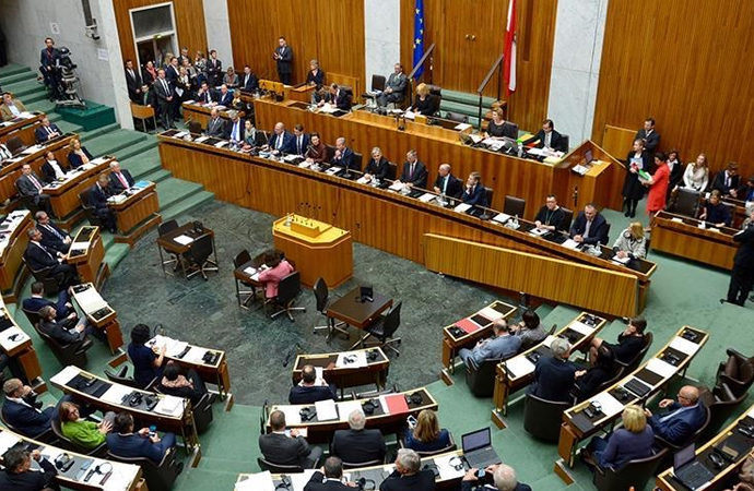 Avusturya’da Müslümanları hedef alan yasa meclisten geçti