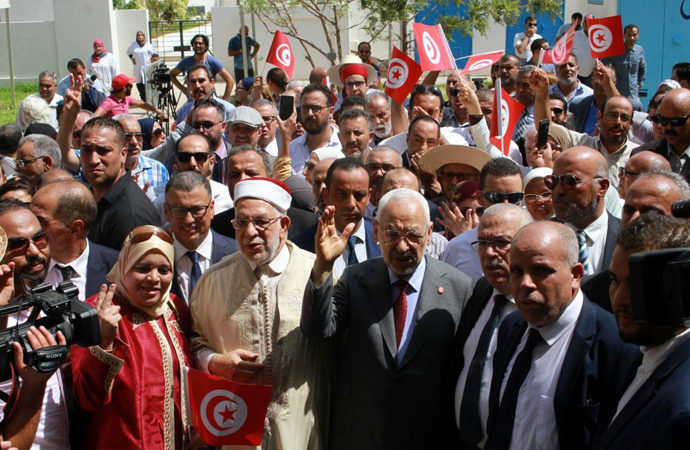 Tunus: Askerlerin sivil siyasete uyarıları endişe yarattı