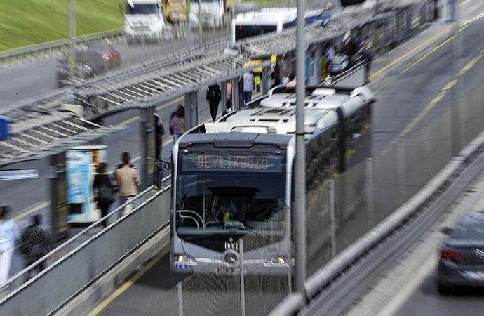 İstanbul’da toplu taşıma yarı yarıya düştü