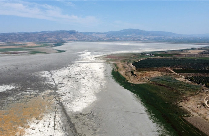 Göller çöllere dönüyor: Sebebi iklim değil insan