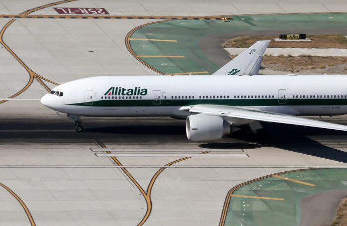 Devlet destekli Alitalia iflas etti