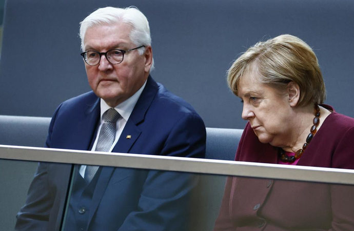 Merkel’in bir süre daha göreve devam etmesi istendi