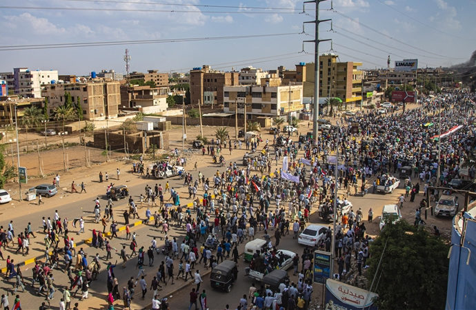 Sudan halkı, askerlerin yönetimden çekilmesini istedi