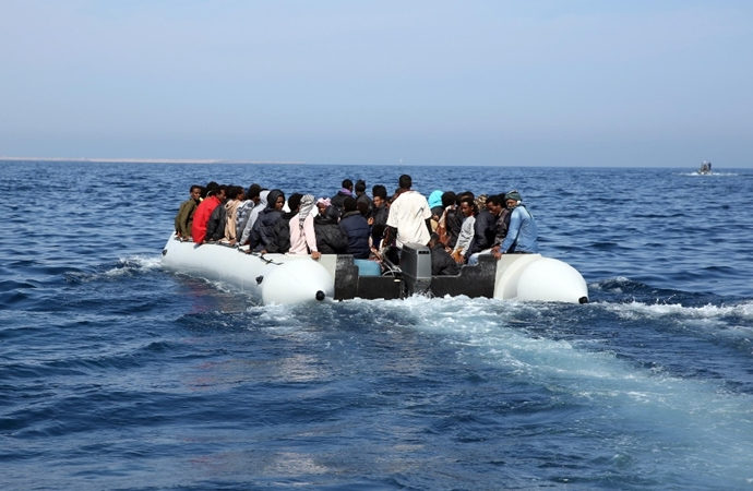 En az 75 göçmen Akdeniz’de boğularak hayatını kaybetti