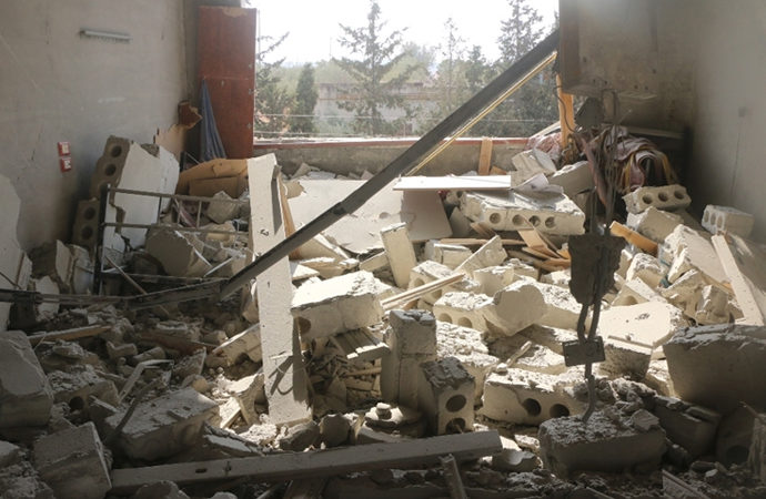 Rusya, İdlib’de bir köyü havadan bombaladı!