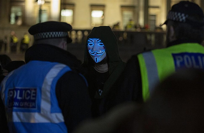Londra’da polisle sokak çatışması