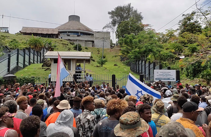 Solomon adaları halkı, Çin’e yönelen hükümeti protesto ediyor