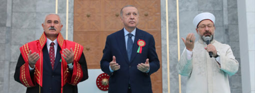 LAİKLİĞİ TARTIŞIYOR GİBİ YAPMAK