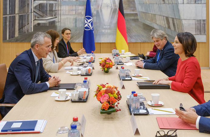 Yeni Alman hükümetinden NATO’ya sadakat ziyareti