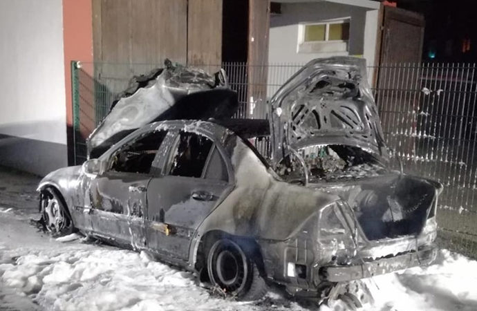 Almanya’da cami otoparkında araç kundaklandı