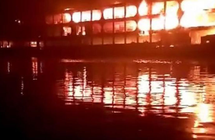 Bangladeş’te feribotta yangın çıktı