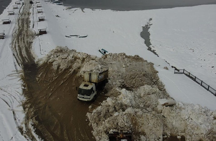 Beyşehir Gölü’ne kamyonlarla kar taşınıyor