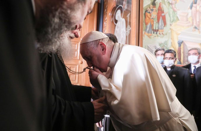 Papa’ya ‘Sen bir kafirsin’ diye bağıran rahip gözaltına alındı