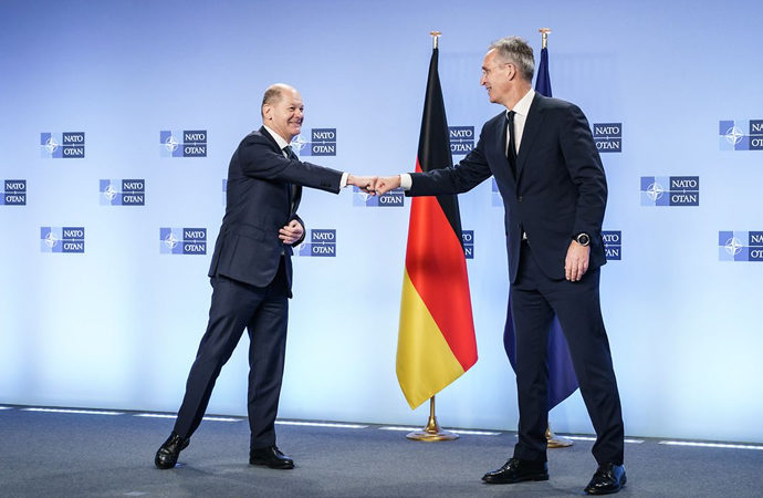 Alman başbakan ilk ziyareti Nato’ya yaptı, bağlılığını yineledi