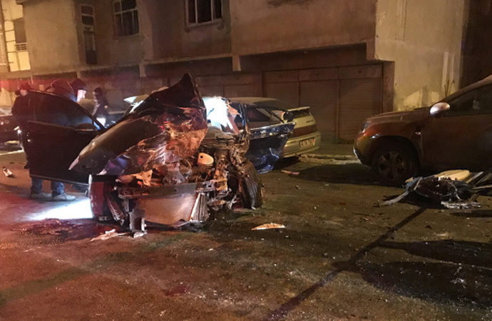 Kars’ta feci kaza: Otomobil parçalandı