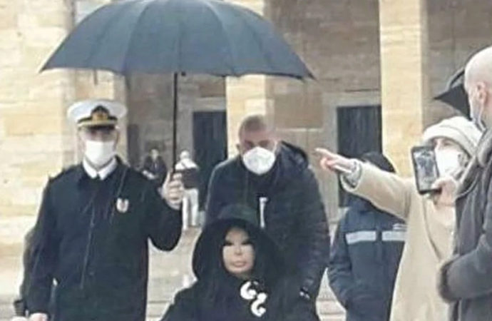 Şemsiye tutan üniformalı subay için inceleme