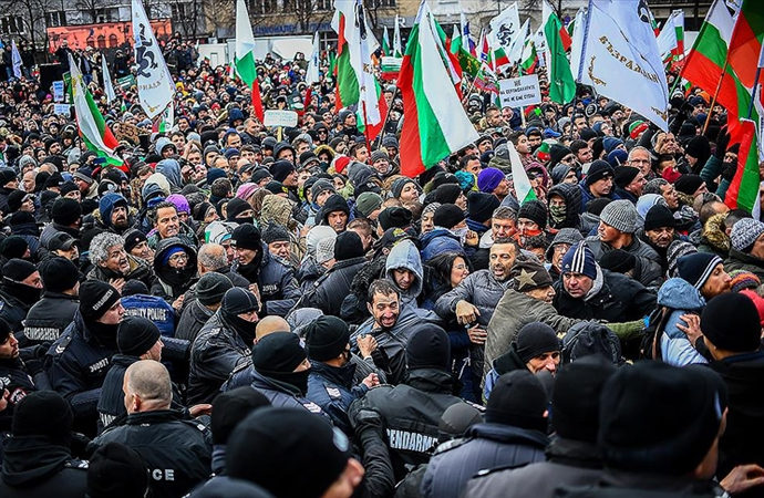 Aşı karşıtları Bulgaristan’da meclise girmeye çalıştı