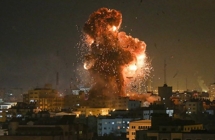 Siyonist İsrail uçakları Gazze semalarında
