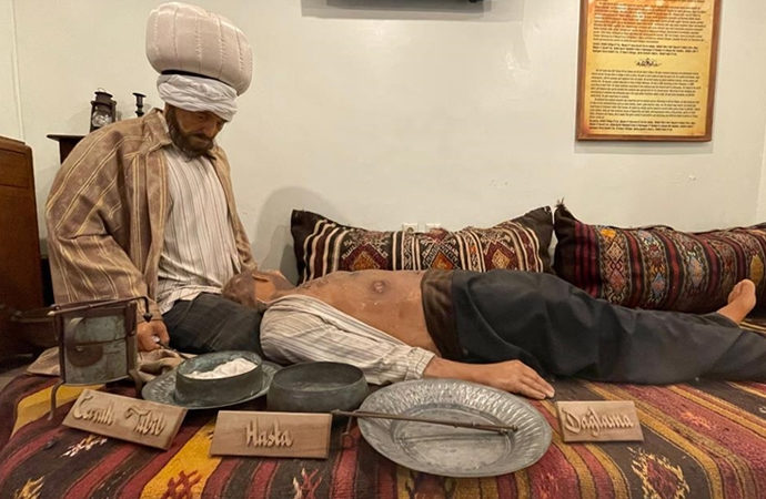 Manisa’daki Hafsa Sultan Şifahanesi Tıp Tarihi Müzesi, tıp tarihi konusunda bilgilendiriyor