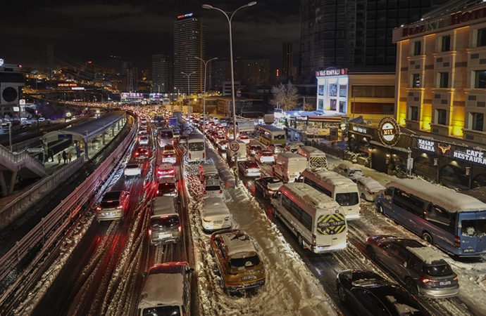 İstanbul’da özel araçlar ve şehirler arası otobüsler saat 13.00’e kadar trafiğe çıkamayacak