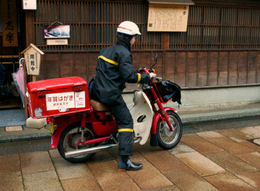 Japonya’da bir postacı ’emanetleri’ çöpe atmış
