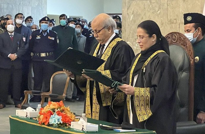 Pakistan Yüksek Mahkemesine ilk kadın yargıç