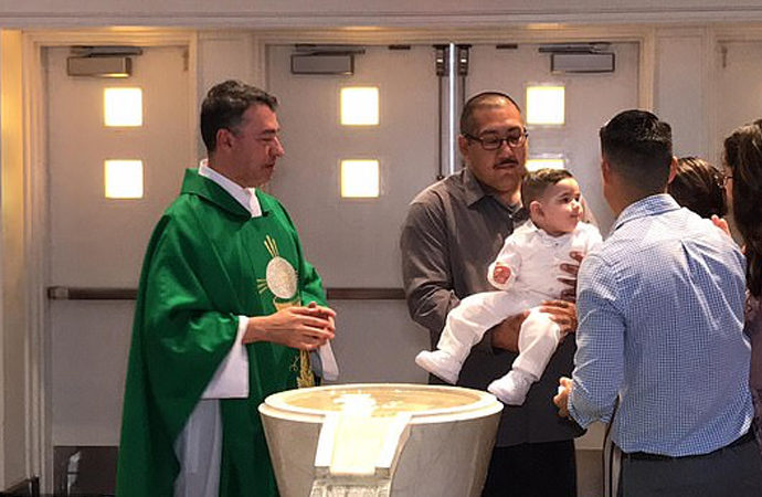 Katolik bir papazın vaftizleri geçersiz sayıldı