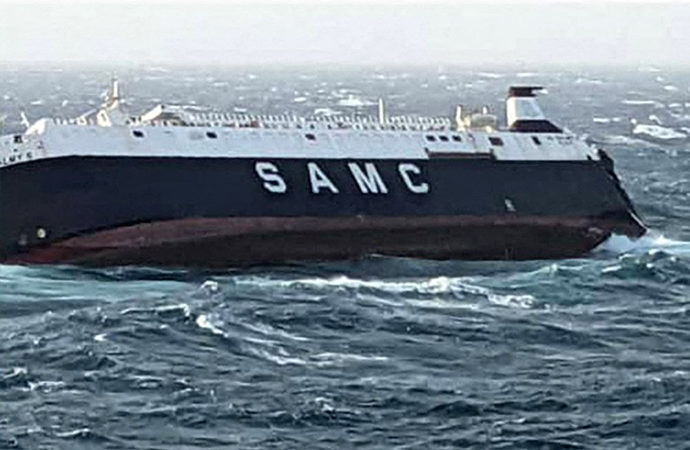 BAE’ye ait bir gemi İran’a 30 mil mesafede battı