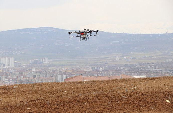 Elazığ’da tarım arazilerine drone ile ilaçlama