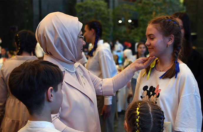 Emine Erdoğan, Ukraynalı çocukları külliyede ağırladı