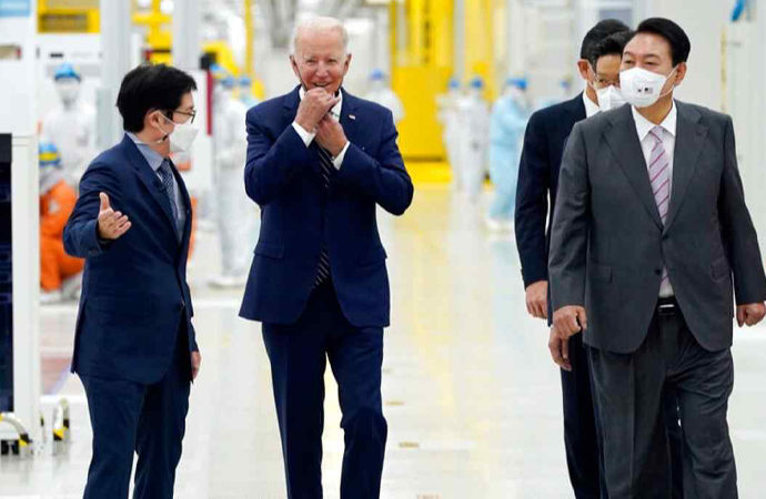 Biden, Güney Kore’de iki şirketi ziyaret etti