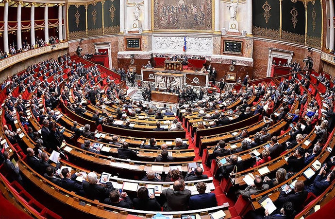 Fransa’da hükümetin meşruiyeti tartışma konusu