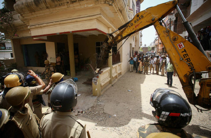 Hindistan’da Müslümanların evleri dozerlerle yıkıldı