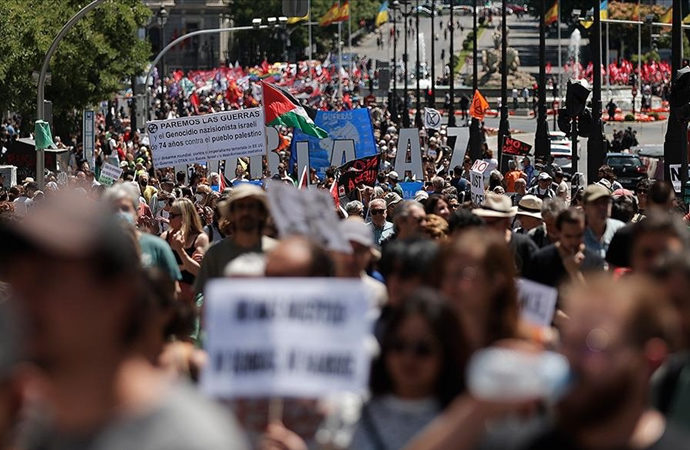 Madrid’de binlerce insan NATO’yu protesto etti: “Barış için: NATO’ya hayır”