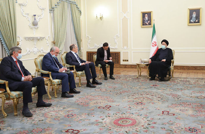 Lavrov, Tahran’da İran Cumhurbaşkanı Reisi ile görüştü