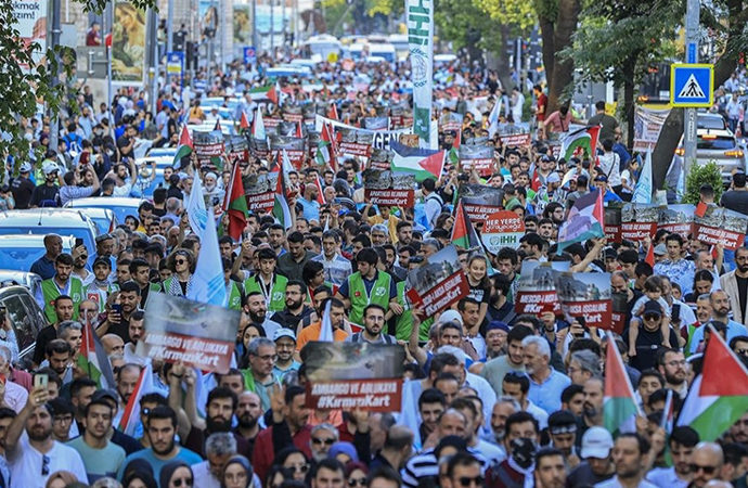 Fatih’te Mavi Marmara yürüyüşü yapıldı