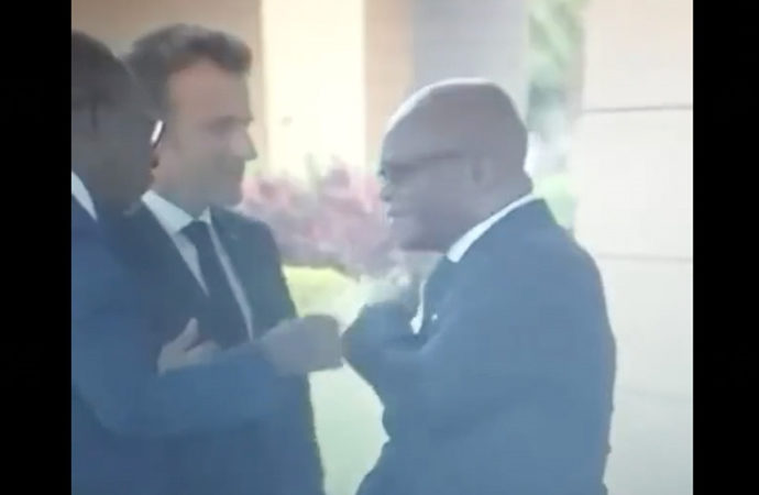 Beninli Bakan’ın Macron’un dokunduğu omuzunu temizlemesi gündem oldu