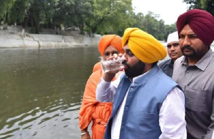 ‘Kutsal’ nehirden su içen Hindistan Pencap Başbakanı hastanelik oldu