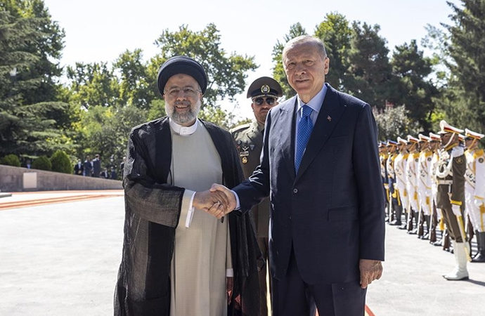 Erdoğan, İran’da resmi törenle karşılandı